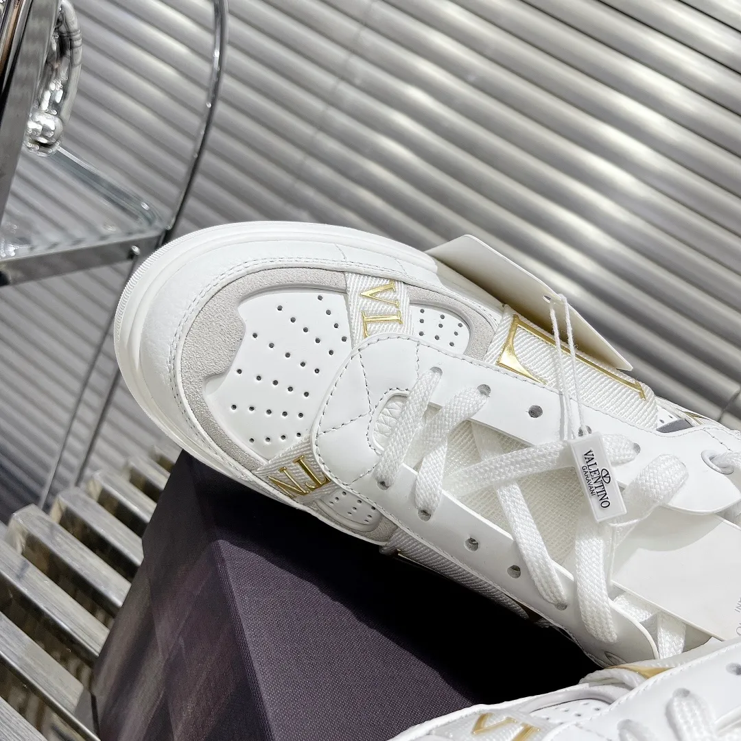 👟👟Ex-factory price 600👟👟 Valentino ONE STUD calfskin lace-up sneakers. Soft suede low-top sneakers, classic and versatile, couple's sneakers, special goods, worth buying! A pair of simple shoes with unique details will save you from the difficulty of dressing. OneStud sneakers, with quilted plaid and oversized rivets, create an eye-catching punk style and get rid of the heavy feeling of this season's clothing. Upraise calfskin derby shoes, with exquisite leather construction and simple silhouette, and smooth lines set the tone of coolness, are a versatile item in the wardrobe. There are more Valentino boutique shoes waiting for you to unlock! It’s time to get the shoes you’ve been coveting for a long time! Officially on sale 7,+++ - Seven straps, decorated with metallic rubber effect. Decoration on the back and tongue. Size 35-44.